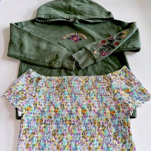 🙂4/$20 Bundle on (2) Tops